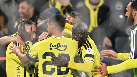 Fenerbahçe taraftarları ve sahadaki gol sevinci
