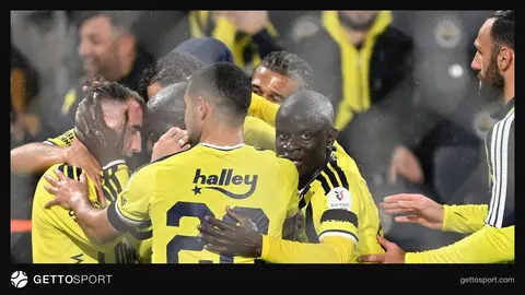 Fenerbahçe taraftarları ve sahadaki gol sevinci