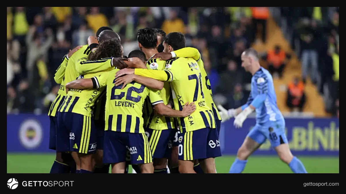 Fenerbahçe kalecisi Ederson maçta kurtarış yaparken