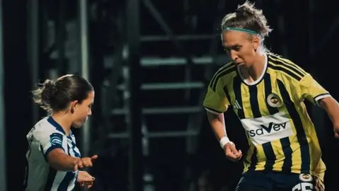 Fenerbahçe arsaVev oyuncuları Real Sociedad maçında mücadele ederken