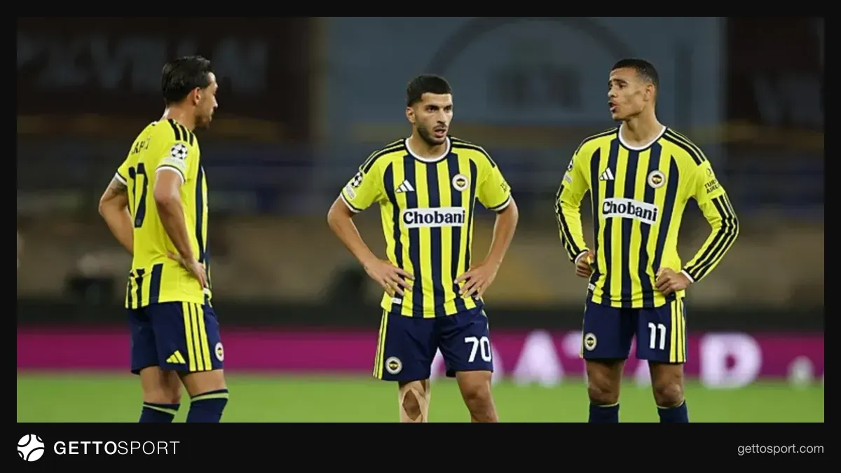 İrfan Can Kahveci pas verirken ve Oğuz Aydın şut anında