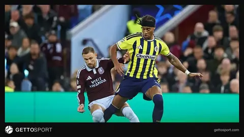 Aston Villa ceza sahasında Archie Brown'un yerde kaldığı an