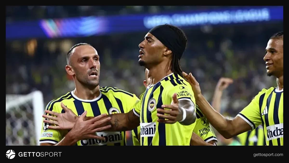 Fenerbahçe formasıyla sahaya çıkan futbolcular ve teknik ekip Villa Park stadyumunda