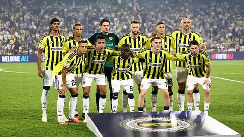 Fenerbahçe ve Aston Villa formalı futbolcular sahada