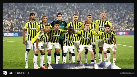Fenerbahçe ve Aston Villa formalı futbolcular sahada