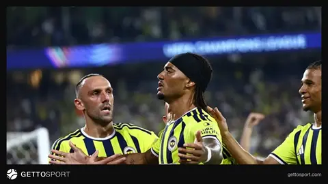 Fenerbahçe forması giymiş oyuncuların maç kadrosu açıklanırken takım logosu