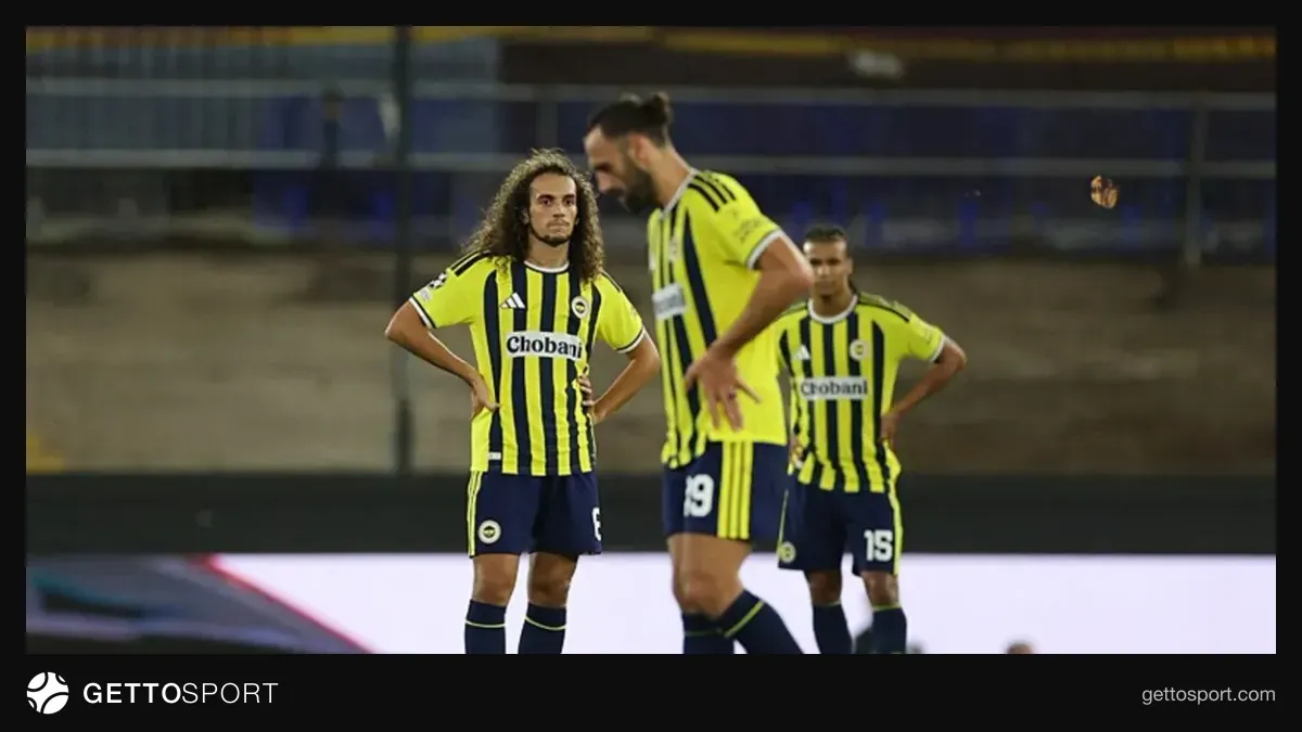 Fenerbahçe forması giymiş futbolcular maç sırasında