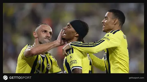 Fenerbahçe forması giymiş futbolcular ve Aston Villa logosu