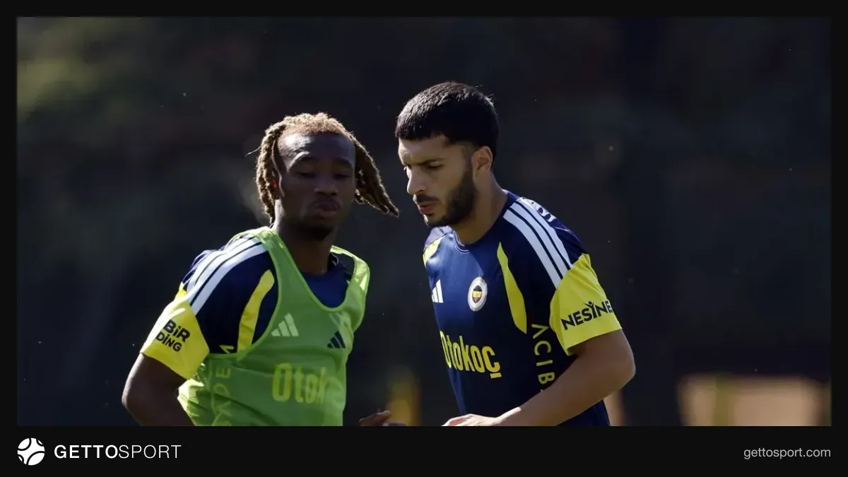Fenerbahçe oyuncuları Can Bartu Tesisleri'nde antrenmanda koşu ve pas çalışması yaparken