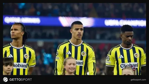 Aston Villa-Fenerbahçe maçında futbolcular ve kaleci
