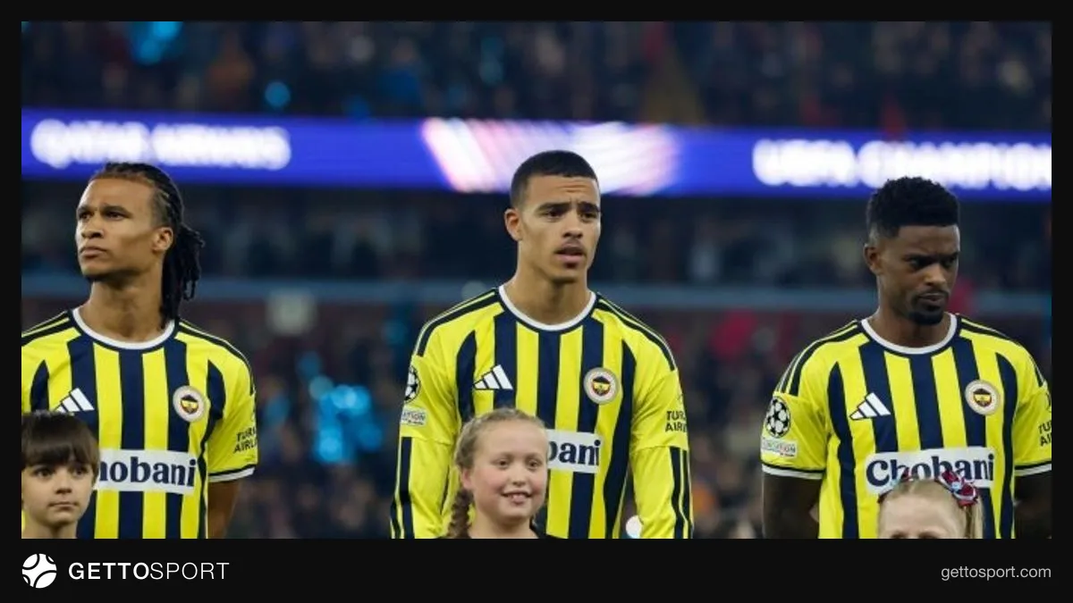Aston Villa-Fenerbahçe maçında futbolcular ve kaleci
