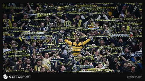 Villa Park'ta maç sırasında Fenerbahçe taraftarları ve protesto pankartı