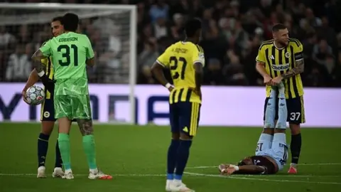 Aston Villa ve Fenerbahçe oyuncuları maç sırasında, Aston Villa gol sevinci