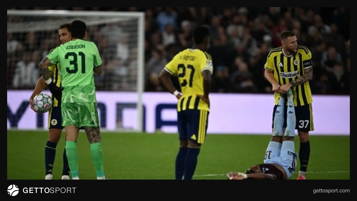 Aston Villa ve Fenerbahçe oyuncuları maç sırasında, Aston Villa gol sevinci
