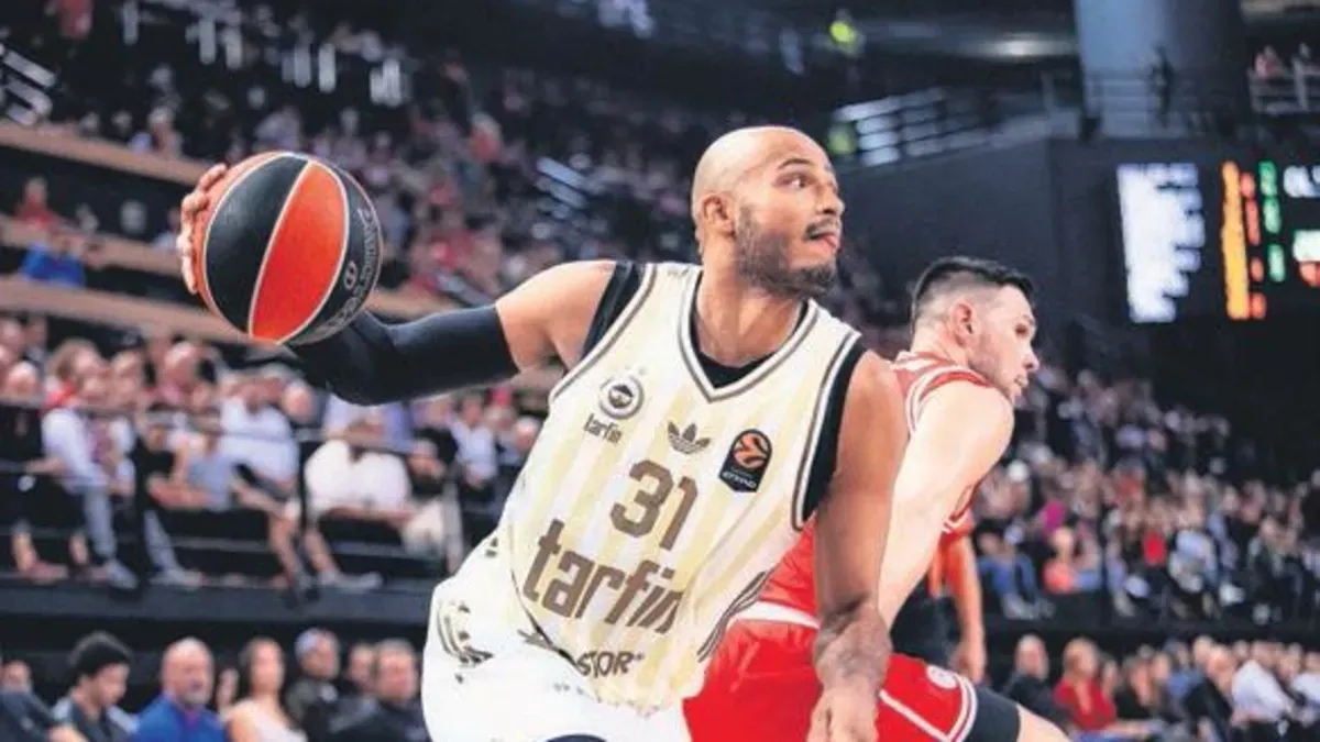 Fenerbahçe oyuncuları Sunel Arena'da Olympiakos maçında hücum anında