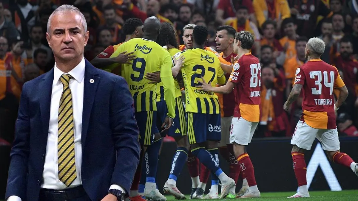 Fenerbahçe formasını giymiş futbolcular derbi maç esnasında