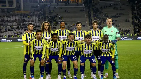 Fenerbahçe oyuncuları hazırlık maçında saha kenarında
