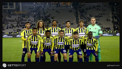 Fenerbahçe oyuncuları hazırlık maçında saha kenarında