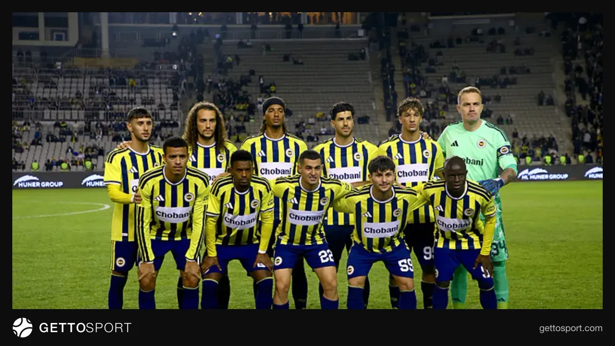 Fenerbahçe oyuncuları hazırlık maçında saha kenarında