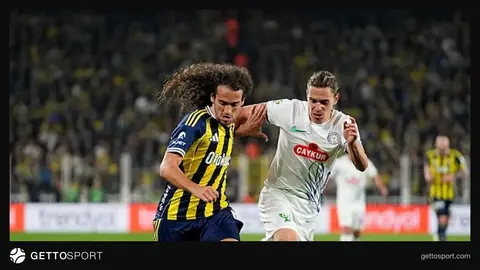 Fenerbahçe forması giyen oyuncular antrenmanda