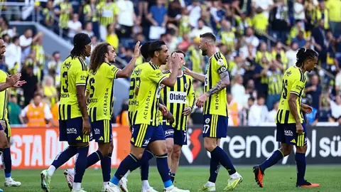 Fenerbahçe forması giymiş futbolcular sahada ısınırken