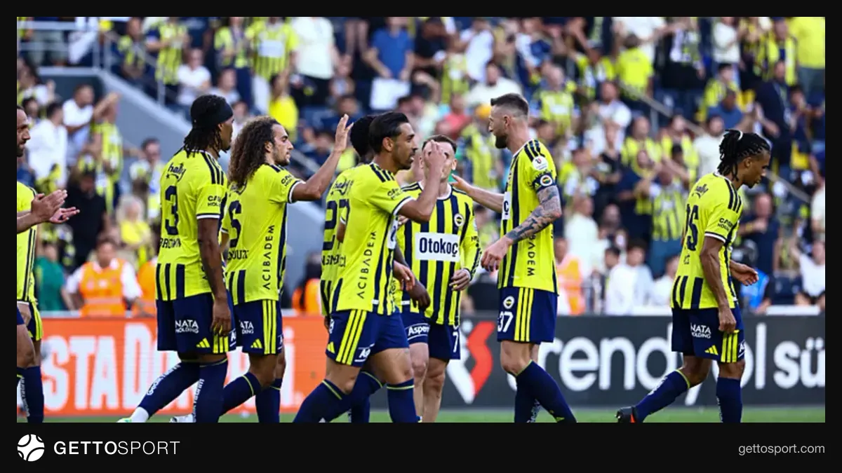 Fenerbahçe forması giymiş futbolcular sahada ısınırken