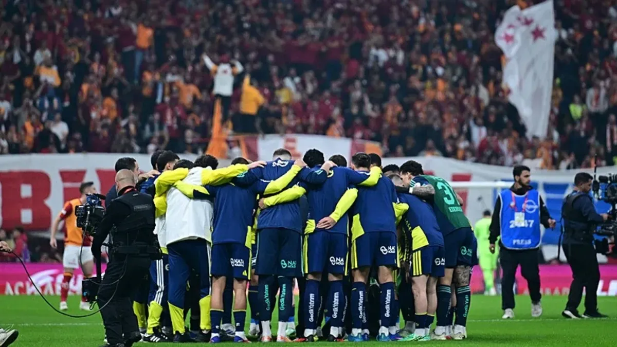 Fenerbahçe teknik direktörü İsmail Kartal ve futbolcular saha ortasında toplantı yaparken