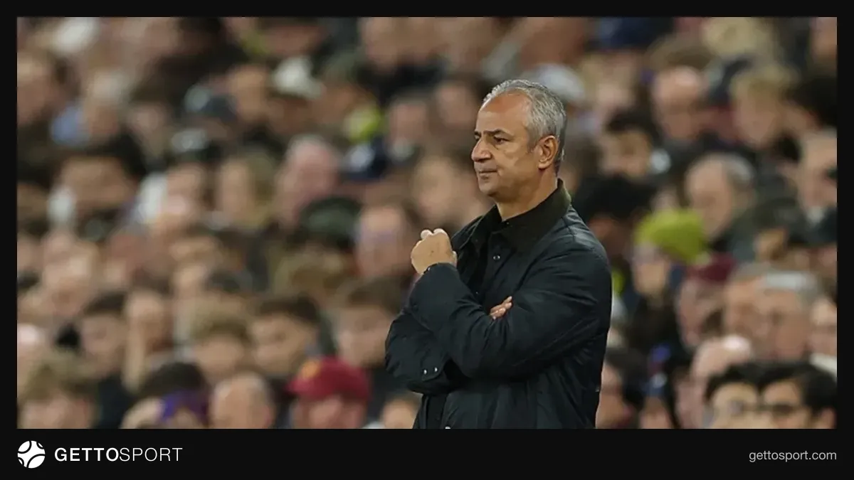 İsmail Kartal oyuncularla konuşurken Fenerbahçe formasını giyen futbolcular