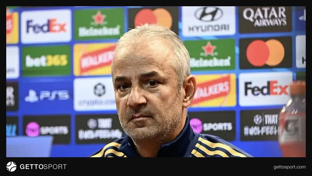 İsmail Kartal basın toplantısında mikrofon başında, Fenerbahçe amblemi arkada