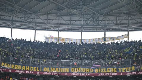 Rams Park'taki deplasman tribününde Fenerbahçe taraftarlarının fotoğrafı