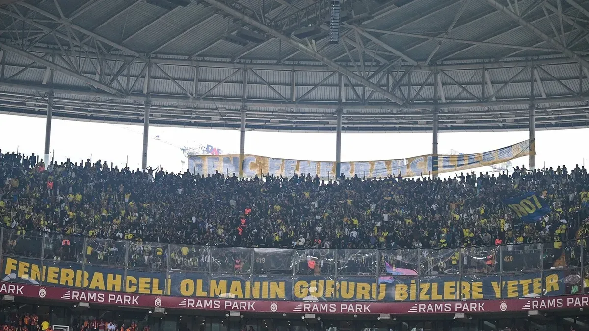 Rams Park'taki deplasman tribününde Fenerbahçe taraftarlarının fotoğrafı