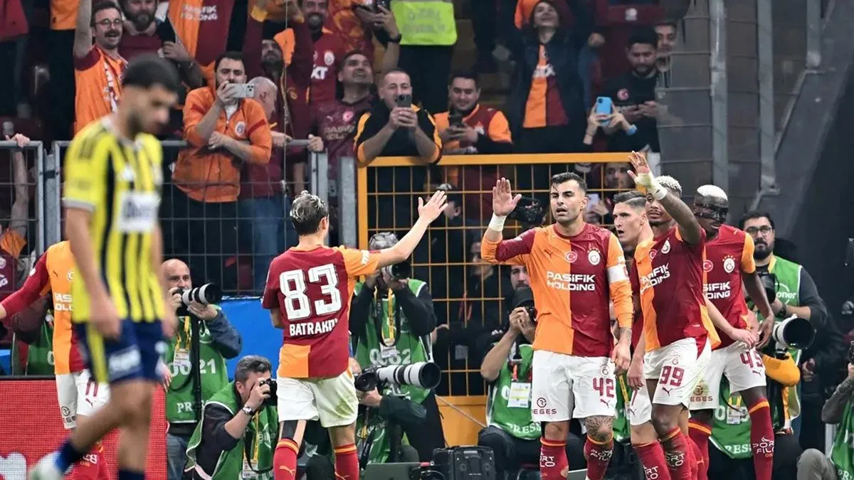 Galatasaray-Fenerbahçe derbisinde saha görüntüsü ve oyuncu sevinci