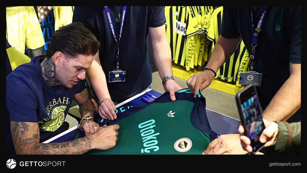 Ederson formaları imzalarken taraftarlarla fotoğraf çektiriyor, uzun kuyruklar