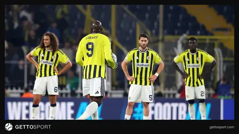 Fenerbahçe oyuncuları maç sırasında saha içinde; teknik ekip ve taraftar tepkisi