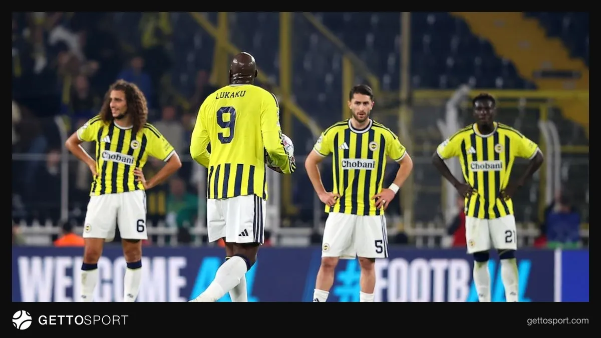 Fenerbahçe oyuncuları maç sırasında saha içinde; teknik ekip ve taraftar tepkisi