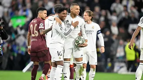 Fenerbahçe formasıyla düşünceli bir futbol yöneticisi ve Real Madrid'li Endrick fotoğrafı