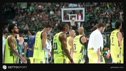 Fenerbahçe oyuncuları ve taraftarlar Ülker Spor ve Etkinlik Salonu'nda