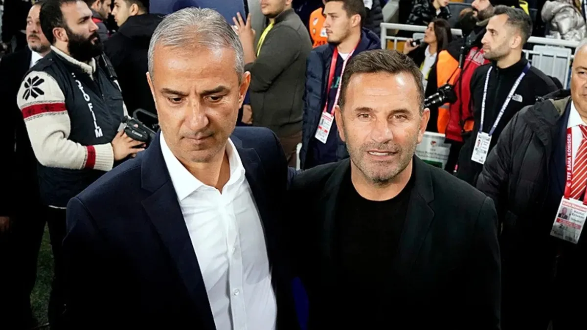 Fenerbahçe ve Galatasaray oyuncuları derbi öncesi saha turunda