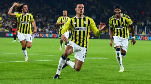 Fenerbahçe idarecileri tesislerde oyuncularla konuşurken