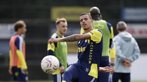 Fenerbahçe oyuncuları Can Bartu Tesisleri'nde antrenmanda pas çalışması yaparken