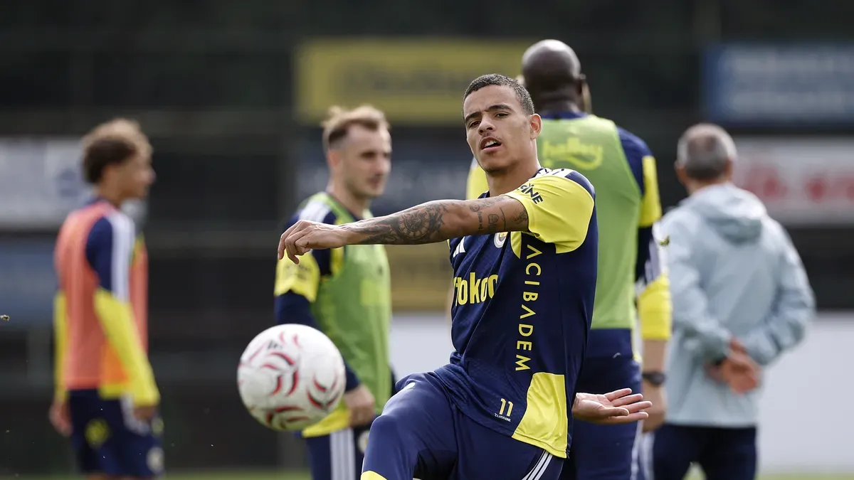 Fenerbahçe oyuncuları Can Bartu Tesisleri'nde antrenmanda pas çalışması yaparken
