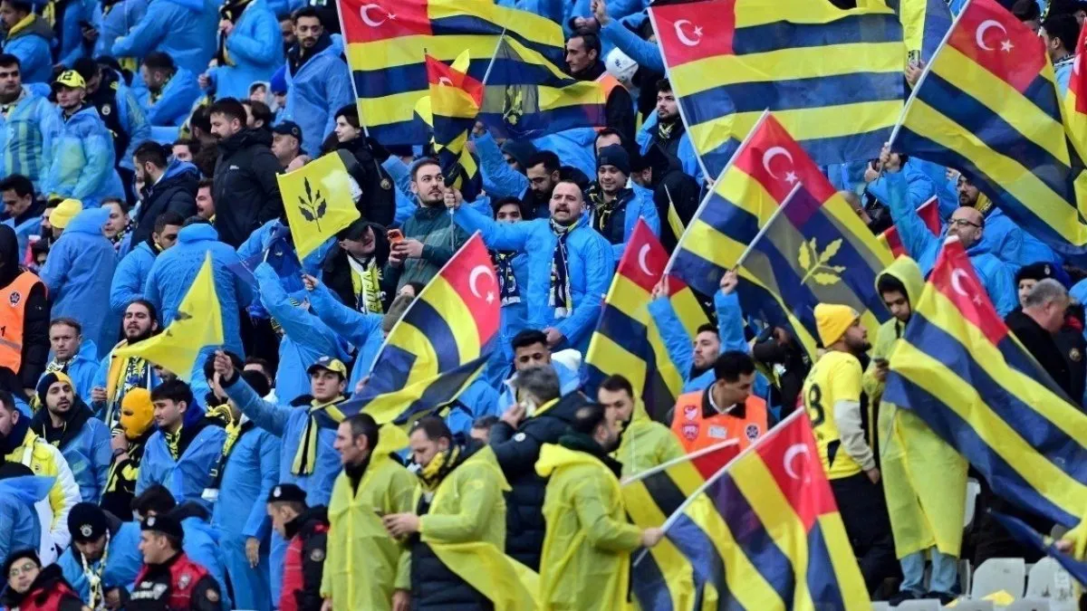 Fenerbahçe taraftarlarına dağıtılacak bere ve yağmurluk