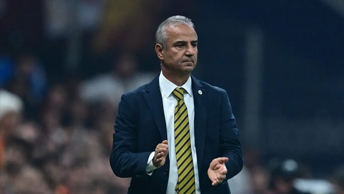 Fenerbahçe oyuncuları ve teknik ekip maç öncesi saha ortasında toplanırken