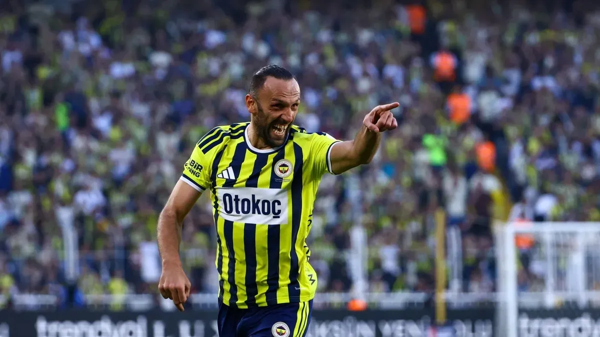Fenerbahçe oyuncuları antrenmanda ısınırken takım formalarıyla