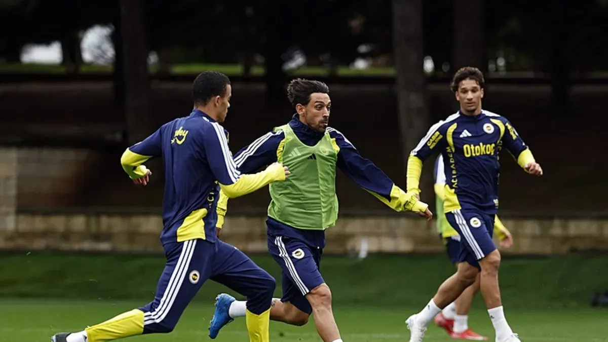 Fenerbahçe oyuncuları ve Dirk Kuyt idmanda çalışırken