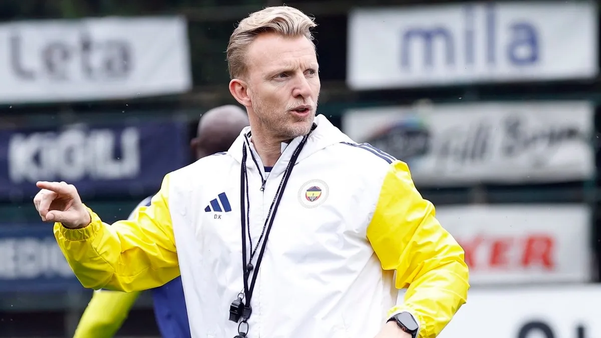 Fenerbahçe antrenmanında Dirk Kuyt oyuncularla konuşurken takım kadrosu