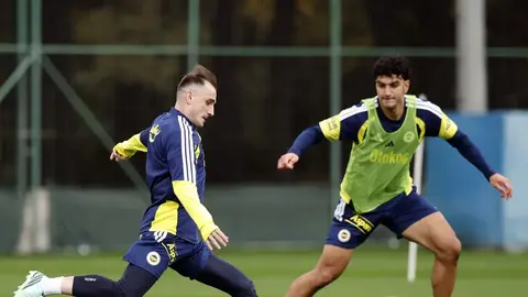 Fenerbahçe futbolcuları Can Bartu Tesisleri'nde antrenman yaparken