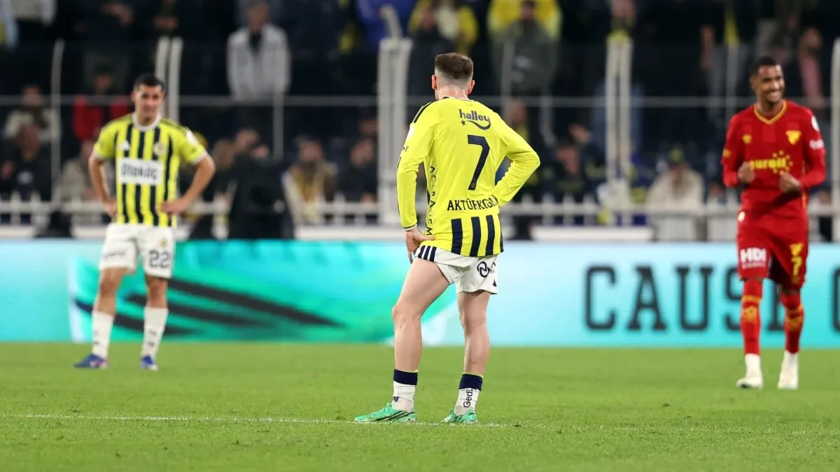 Fenerbahçe-Göztepe maçında oyuncular top için mücadele ediyor