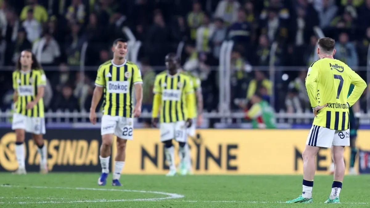 Fenerbahçe futbolcuları maç sırasında saha üzerinde başı önde yürürken görüntü