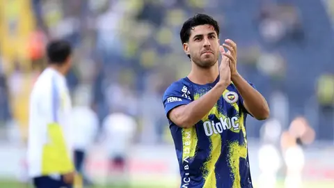 Fenerbahçe formasıyla Asensio ve takım oyuncuları tribün önünde